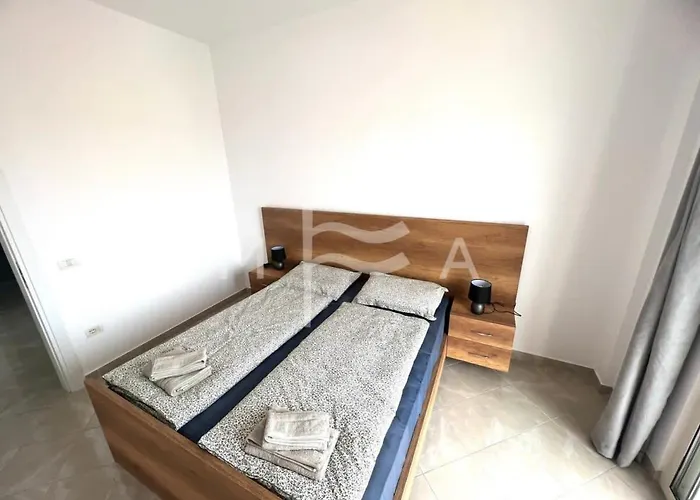 Marine Jewel Retreat B52 * Golem (Tirana)